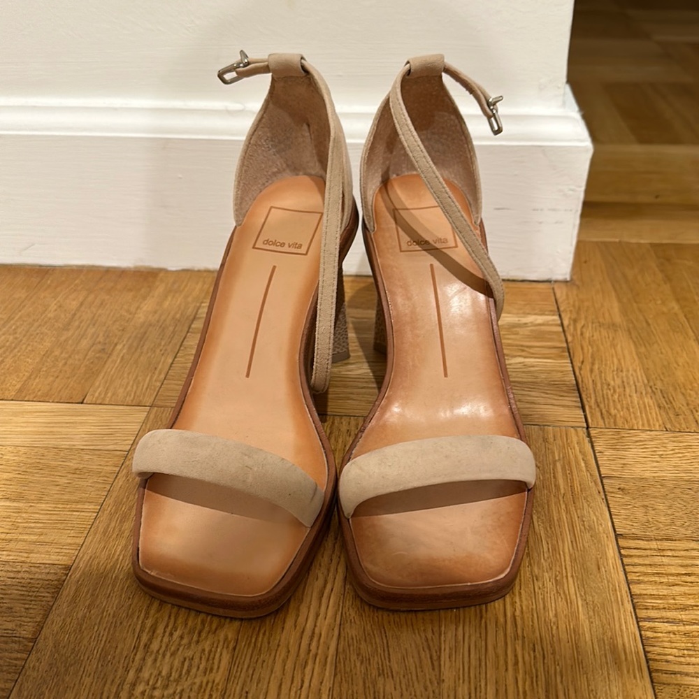 DOLCE VITA NUDE HEELS